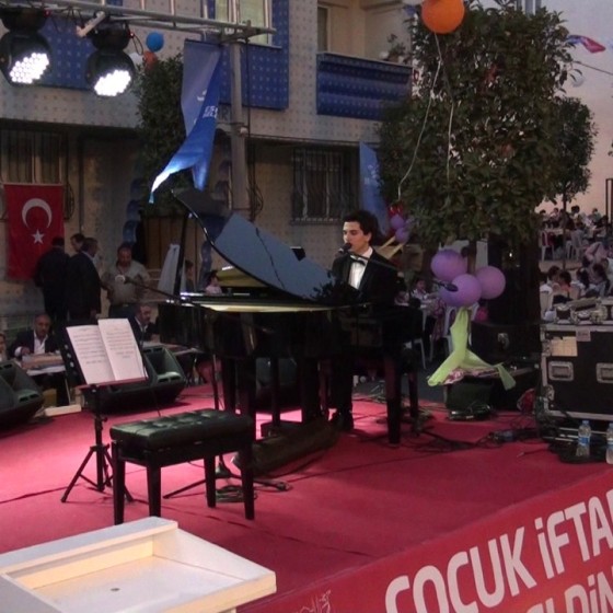 Sokak iftarı Esenler Belediye Çocuk İftar Foto Piyano onseri Tasavvuf ve Dini  Müzikleri Ramazan Etkinlikleri Piyanist Güneş Yakartepe