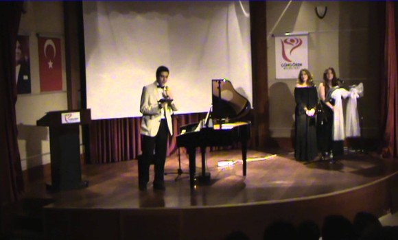 Adıyaman Türküsü TÜRKMEN GELİNİ Piyano Konseri
Genç Piyanist Güneş Yakartepe, MURAT KAVAK için Söylüyor Eyvan Vardım Eyvanı Çamur