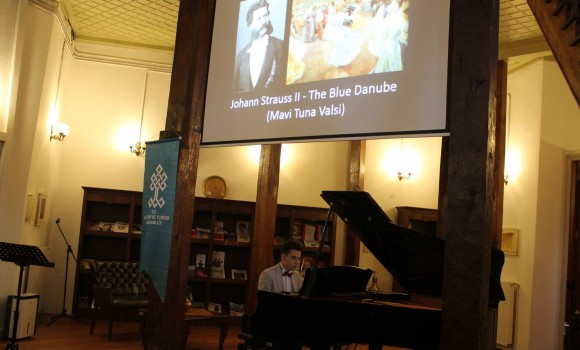 Sevdiği şarkılarla Atatürkü Anmak Güneş Yakartepe Piyano Konser 14