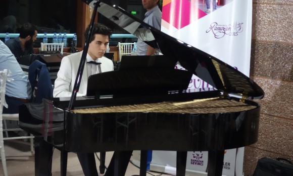 Esenler Belediye Başkanı Gemi Çocuk İftarı Foto Piyano Ney Konseri Tasavvuf ve Dini Film Müzikleri Ramazan Etkinlikleri Piyanist Güneş Yakartepe