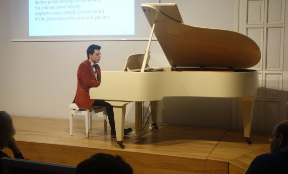 Piyano Tuşlarından Farklı Ezgiler Turing 2016 2017 Yılbaşı Konseri Repertuvarı Genç Piyanist Güneş Yakartepe Akustik Piano Kopya