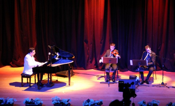 Güneş Yakartepe Piyano Türküler Türk Sanat Halk Musikisi Şarkılar Müzik Konseri İBB Cem Karaca Kültür Merkezi Konser Salonu 8 Kopya