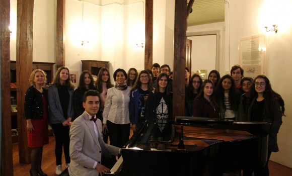Sevdiği şarkılarla Atatürkü Anmak Güneş Yakartepe Piyano Konser 11